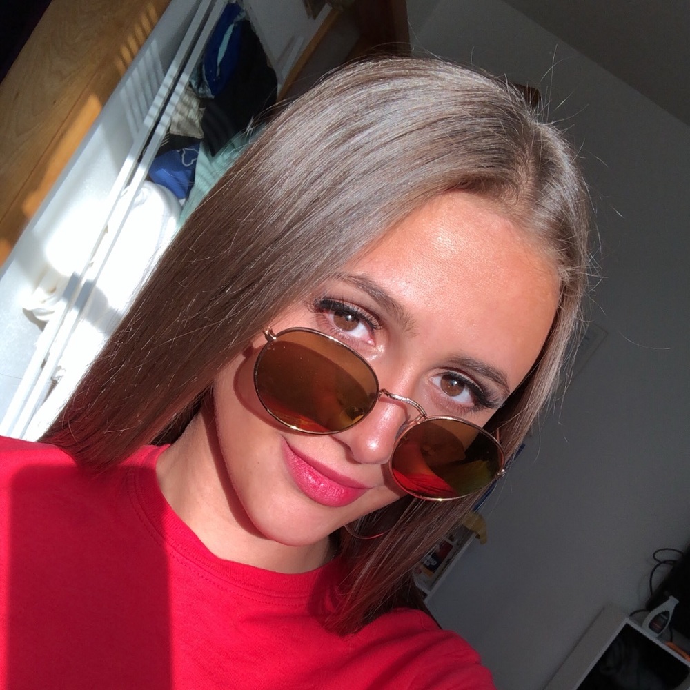 Meet your Posher, Lea